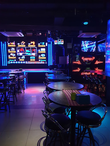 Blue Diamond Pub & Lounge 蓝宝石
