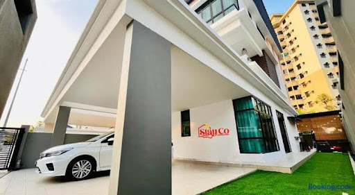 Cozy Family Escape by StayCo - Pool, KTV, Outdoor Cinema & JACUZZI - Just 2 mins to Beach